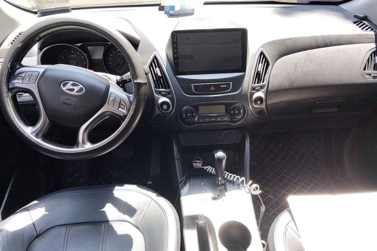 Used Hyundai ix35 2010 2.0L Automatic Two-Wheel Drive Elite Edition GLS Center Console