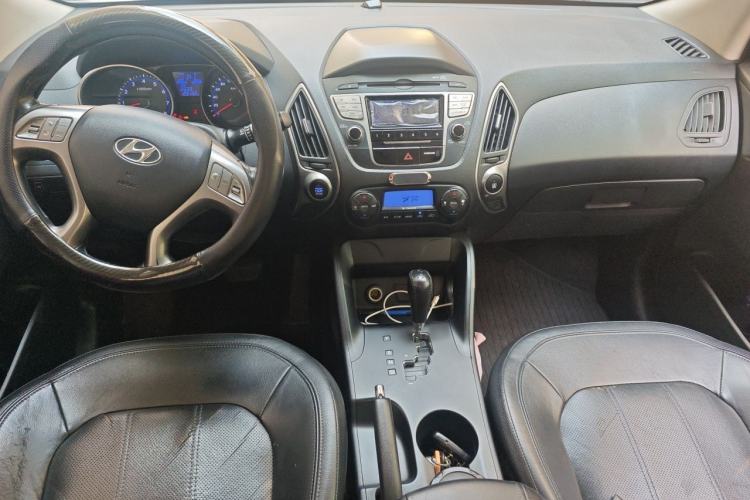 Used Hyundai ix35 2010 2.0L Automatic Two-Wheel Drive Elite Edition GLS Center Console