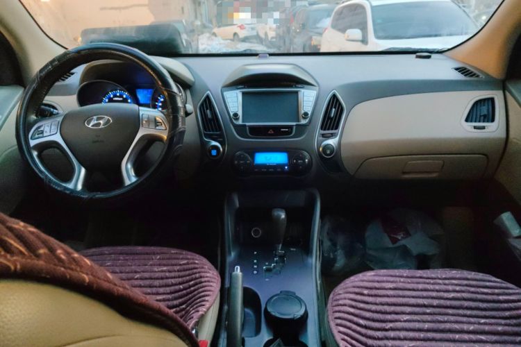 Used Hyundai ix35 2010 2.0L Automatic 4x4 Premium GLS Trim Center Console