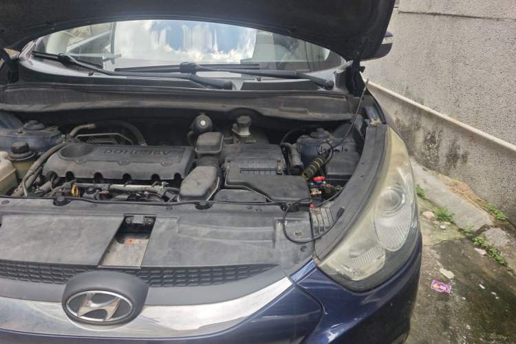 Used Hyundai ix35 2010 2.0L Automatic Two-Wheel Drive Elite Edition GLS Engine Bay Left
