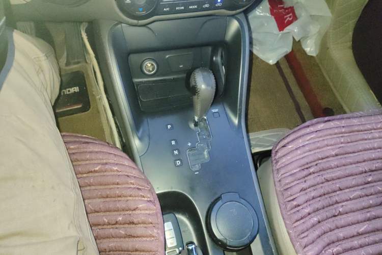 Used Hyundai ix35 2010 2.0L Automatic 4x4 Premium GLS Trim Gear Lever