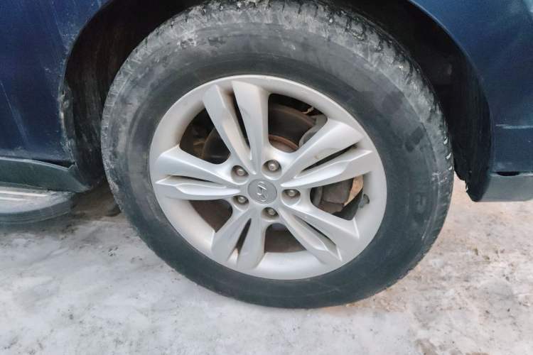Used Hyundai ix35 2010 2.0L Automatic 4x4 Premium GLS Trim Right Front Wheel Hub