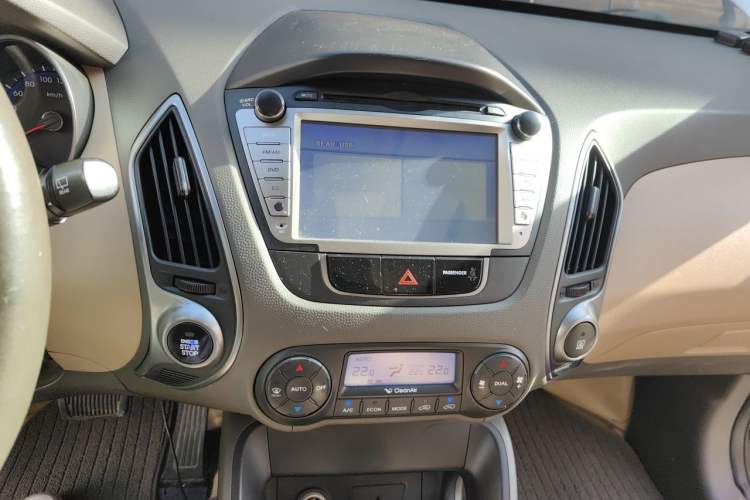 Used Hyundai ix35 2010 2.0L Automatic Two-Wheel Drive Elite Edition GLS Audio And AC Panel
