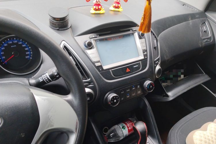 Used Hyundai ix35 2010 2.0L Automatic Two-Wheel Drive New Edition GL Audio And AC Panel