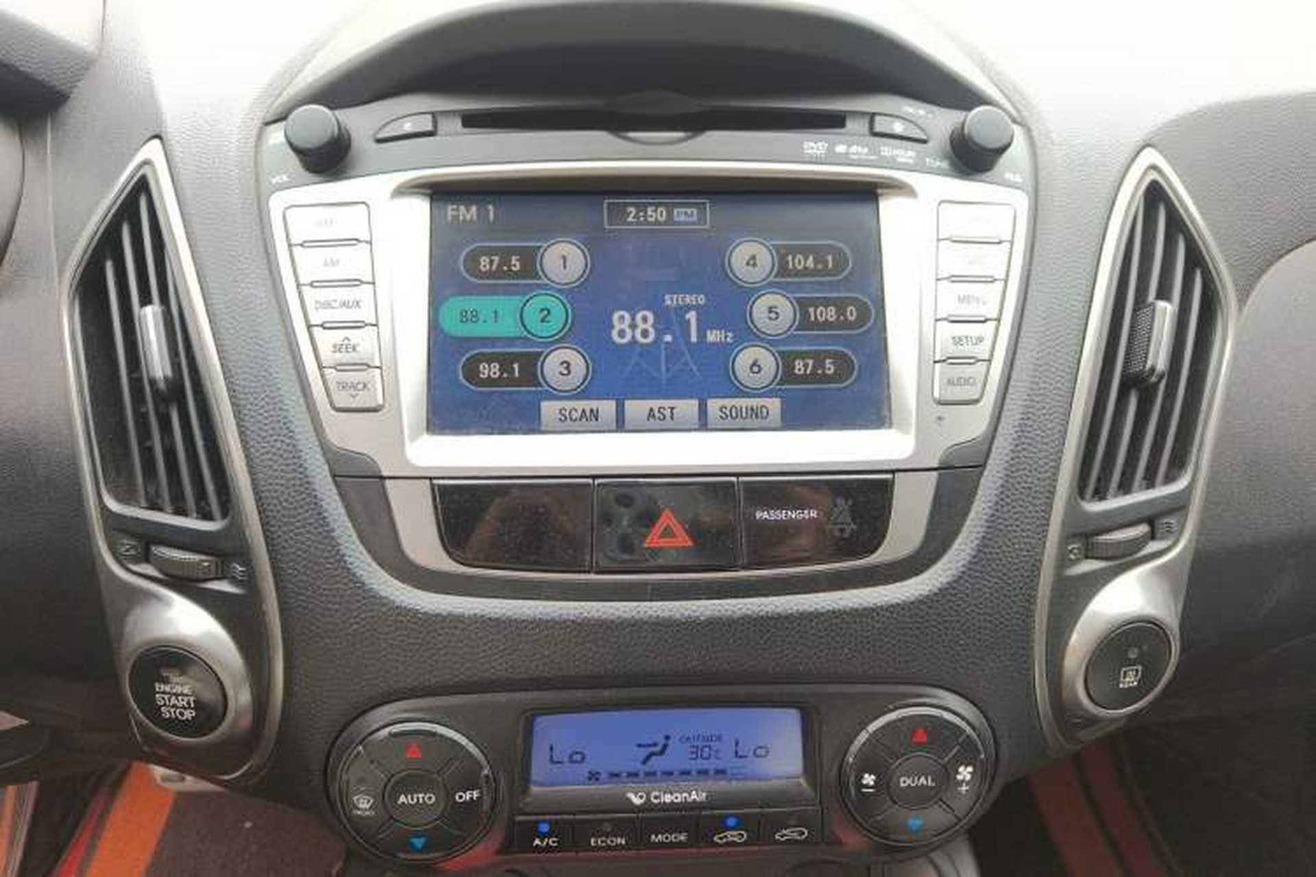 Used Hyundai ix35 2010 2.4L Automatic 4x4 GLS Navigation Edition Audio And AC Panel