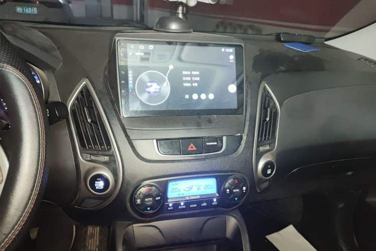 Used Hyundai ix35 2010 2.0L Automatic Two-Wheel Drive Elite Edition GLS Audio And AC Panel