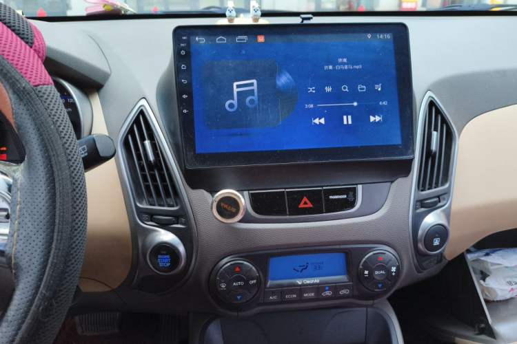 Used Hyundai ix35 2010 2.0L Automatic 4x4 Premium GLS Trim Audio And AC Panel