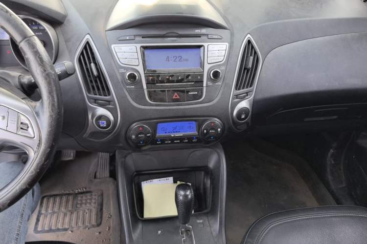 Used Hyundai ix35 2010 2.0L Automatic Two-Wheel Drive Elite Edition GLS Audio And AC Panel