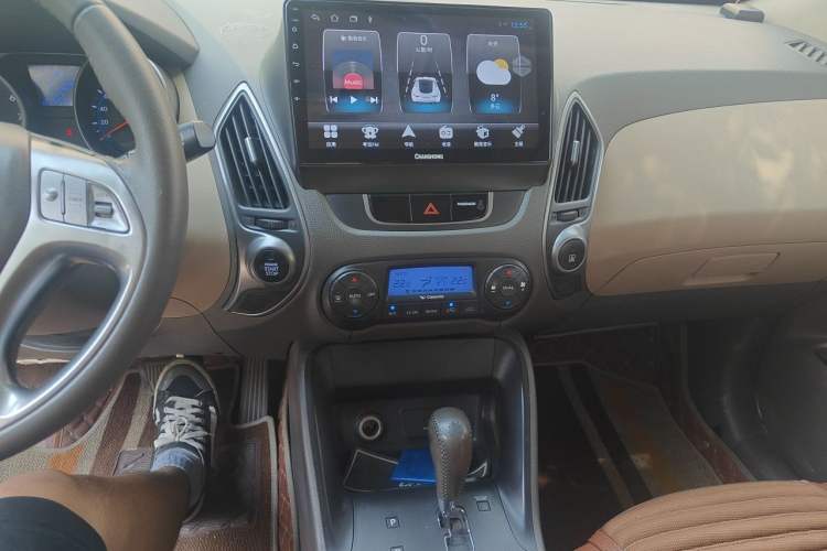 Used Hyundai ix35 2010 2.0L Automatic Two-Wheel Drive Elite Edition GLS Audio And AC Panel