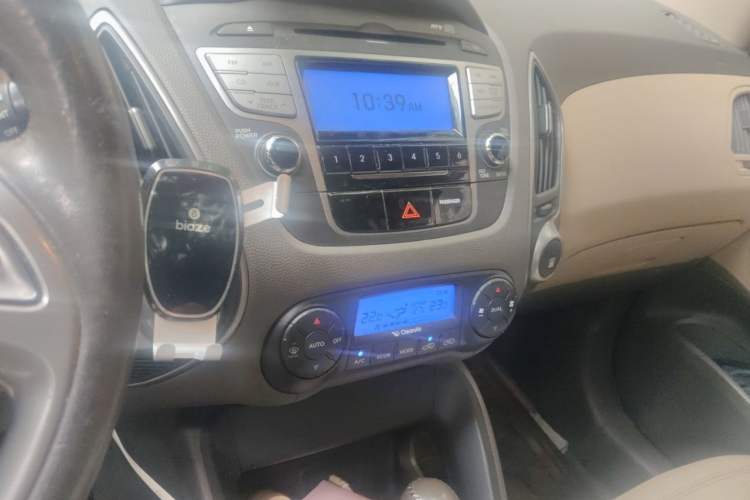 Used Hyundai ix35 2010 2.0L Automatic 4x4 Premium GLS Trim Audio And AC Panel