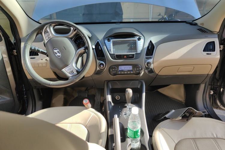 Used Hyundai ix35 2010 2.0L Automatic Two-Wheel Drive Elite Edition GLS Center Console