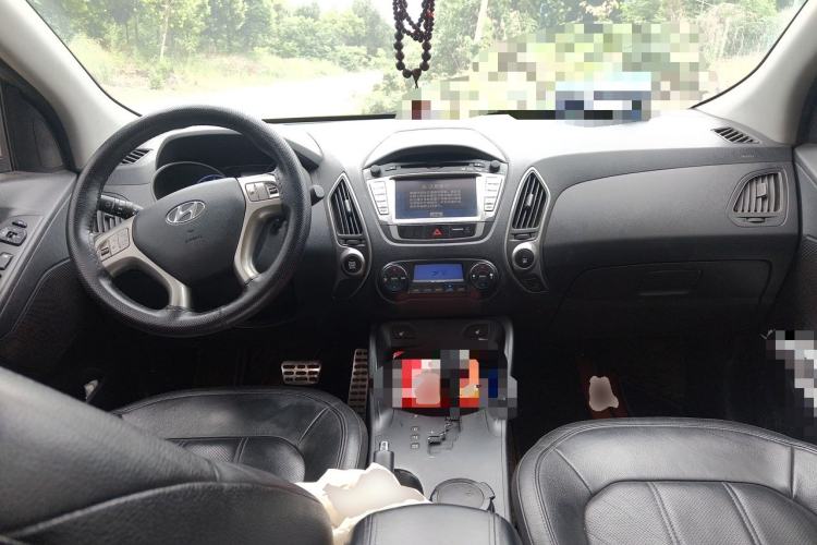 Used Hyundai ix35 2010 2.4L Automatic 4x4 GLS Navigation Edition Center Console