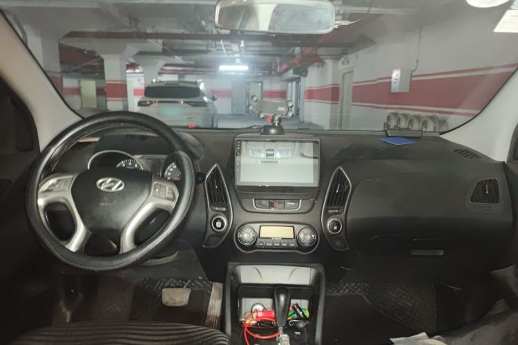 Used Hyundai ix35 2010 2.0L Automatic Two-Wheel Drive Elite Edition GLS Center Console