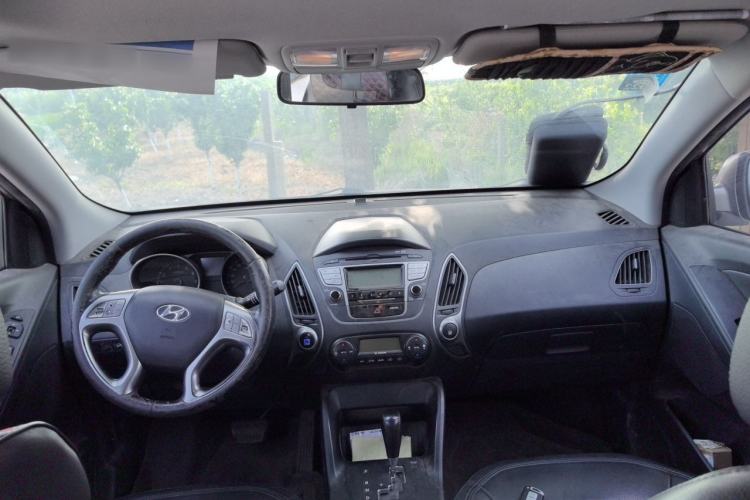 Used Hyundai ix35 2010 2.0L Automatic Two-Wheel Drive Elite Edition GLS Center Console
