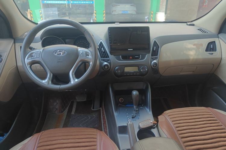 Used Hyundai ix35 2010 2.0L Automatic Two-Wheel Drive Elite Edition GLS Center Console
