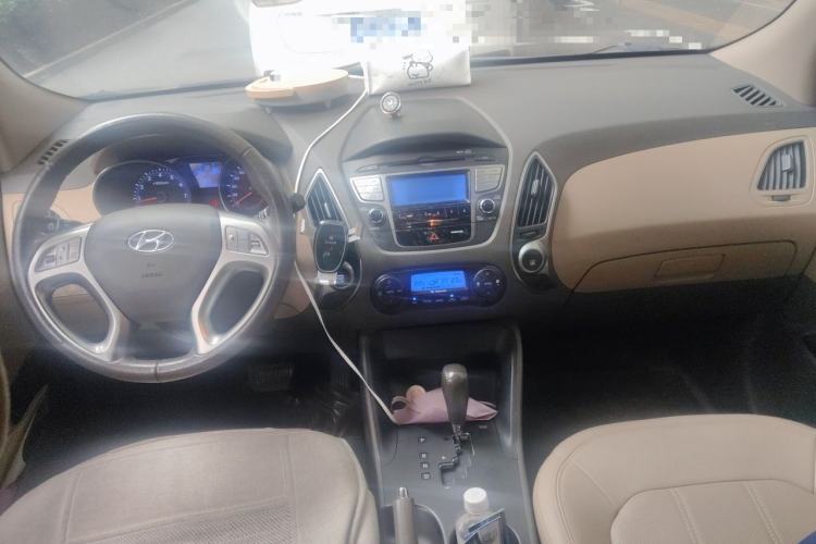 Used Hyundai ix35 2010 2.0L Automatic 4x4 Premium GLS Trim Center Console