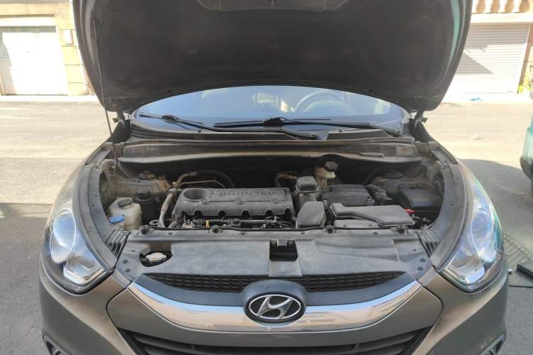 Used Hyundai ix35 2010 2.0L Automatic Two-Wheel Drive Elite Edition GLS Engine Bay