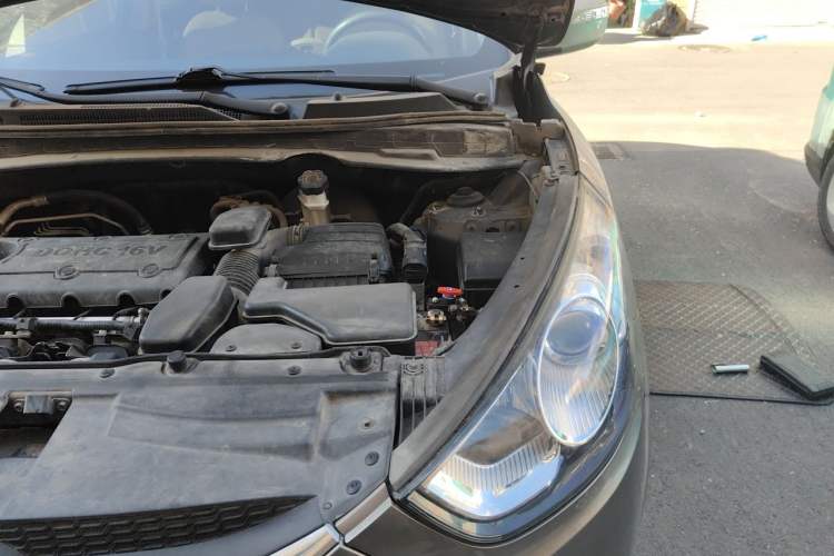 Used Hyundai ix35 2010 2.0L Automatic Two-Wheel Drive Elite Edition GLS Engine Bay Left