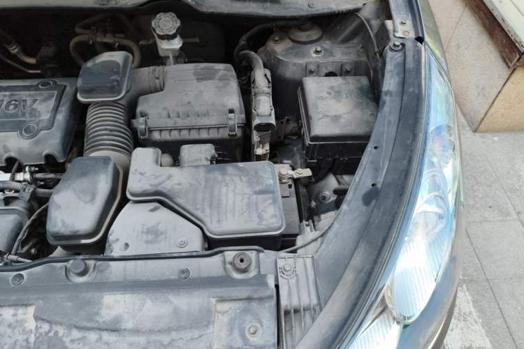 Used Hyundai ix35 2010 2.0L Automatic 4x4 Premium GLS Trim Engine Bay Left