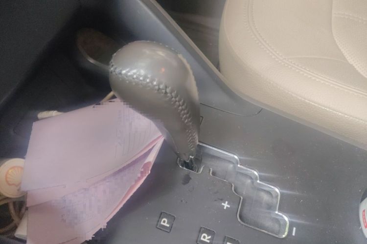 Used Hyundai ix35 2010 2.0L Automatic 4x4 Premium GLS Trim Gear Lever