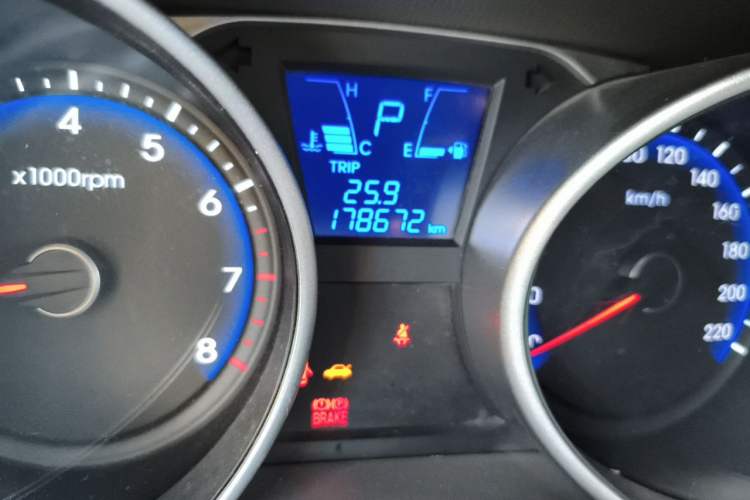 Used Hyundai ix35 2010 2.0L Automatic 4x4 Premium GLS Trim Odometer Close Up