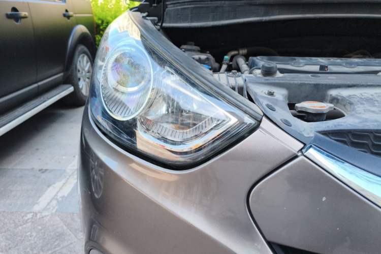 Used Hyundai ix35 2010 2.0L Automatic 4x4 Premium GLS Trim Right Front Headlight