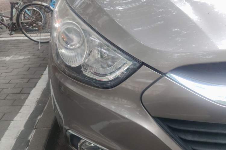 Used Hyundai ix35 2010 2.0L Automatic 4x4 Premium GLS Trim Right Front Headlight