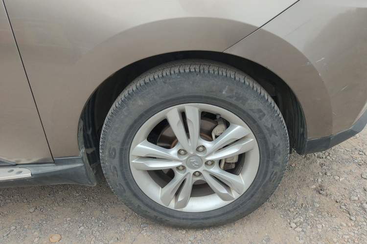 Used Hyundai ix35 2010 2.4L Automatic 4x4 GLS Navigation Edition Right Front Wheel Hub