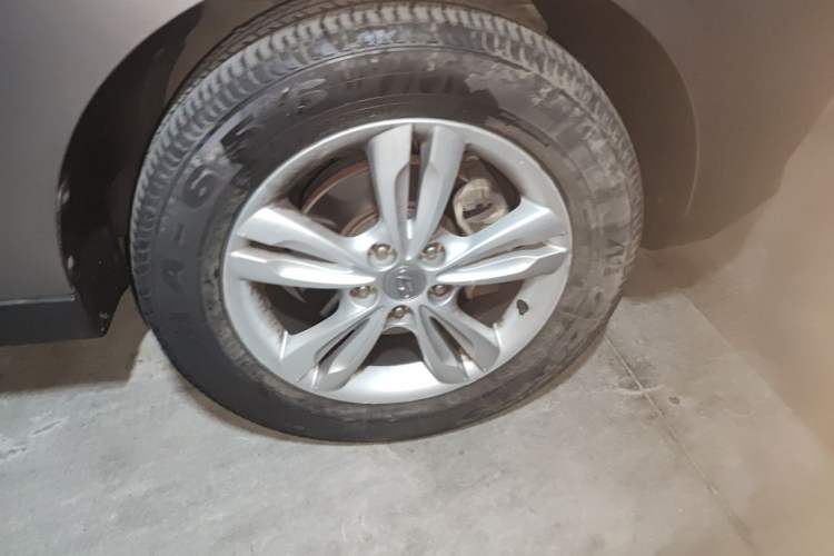 Used Hyundai ix35 2010 2.0L Automatic Two-Wheel Drive Elite Edition GLS Right Front Wheel Hub