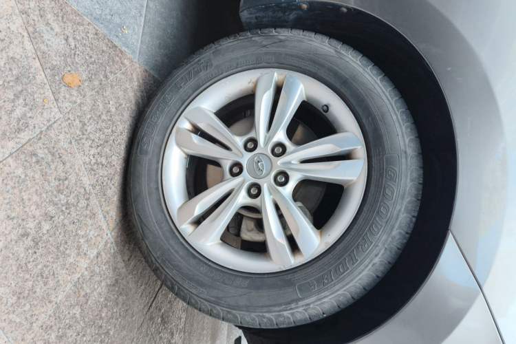 Used Hyundai ix35 2010 2.0L Automatic 4x4 Premium GLS Trim Right Front Wheel Hub