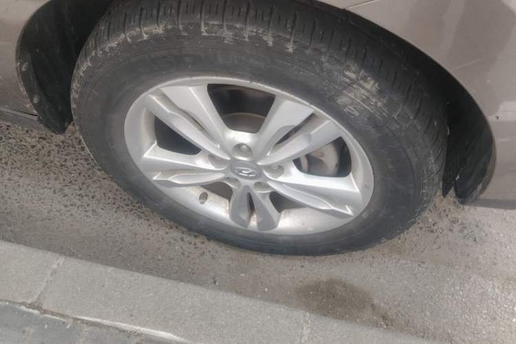 Used Hyundai ix35 2010 2.0L Automatic 4x4 Premium GLS Trim Right Front Wheel Hub