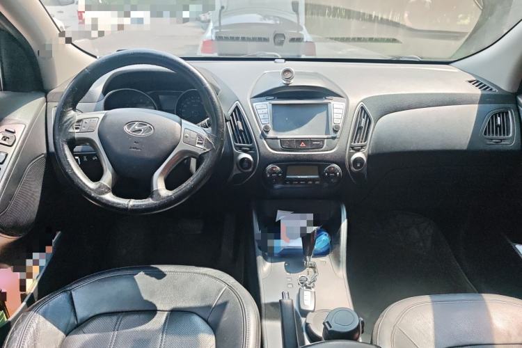 Used Hyundai ix35 2010 2.0L Automatic 4x4 Premium GLS Trim Center Console