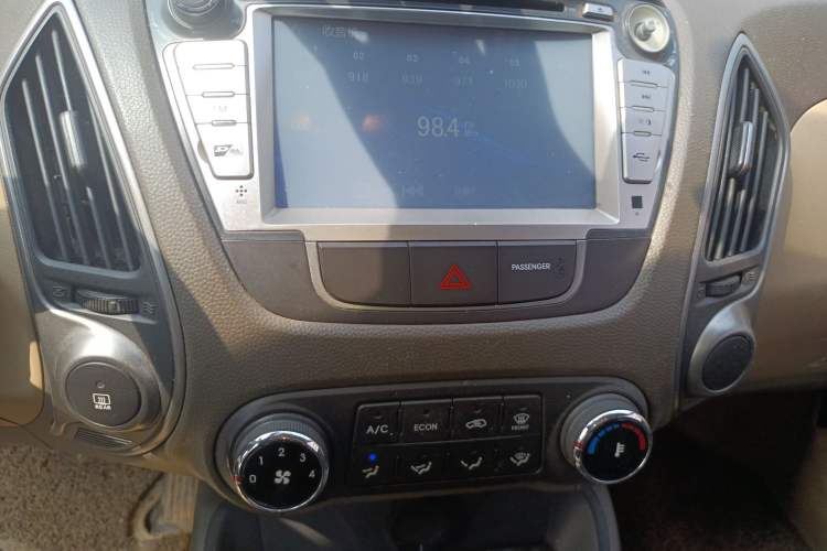 Used Hyundai ix35 2010 2.0L Manual Two-Wheel Drive New Edition GL Audio And AC Panel