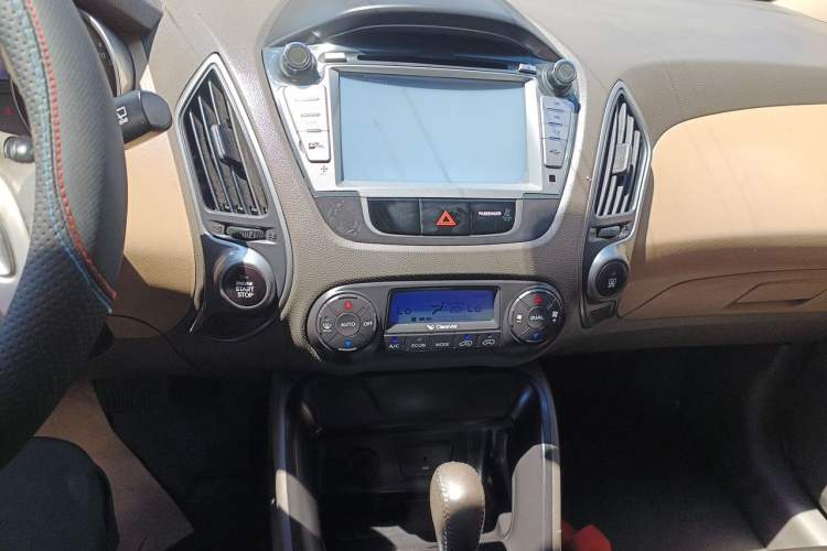 Used Hyundai ix35 2010 2.0L Automatic Two-Wheel Drive Elite Edition GLS Audio And AC Panel