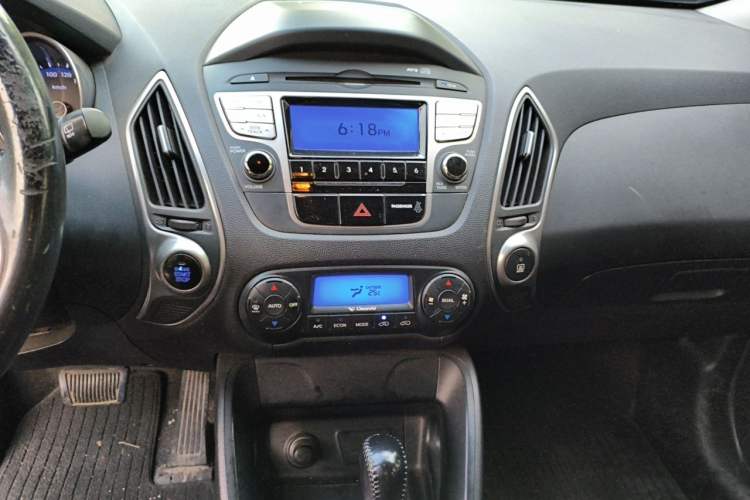 Used Hyundai ix35 2010 2.0L Automatic Two-Wheel Drive Elite Edition GLS Audio And AC Panel