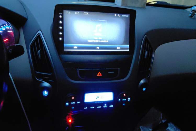 Used Hyundai ix35 2010 2.0L Automatic Two-Wheel Drive Elite Edition GLS Audio And AC Panel