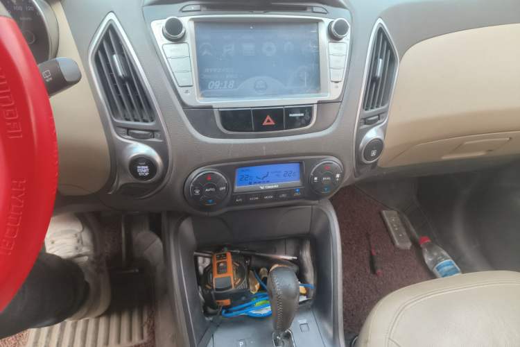 Used Hyundai ix35 2010 2.0L Automatic 4x4 Premium GLS Trim Audio And AC Panel