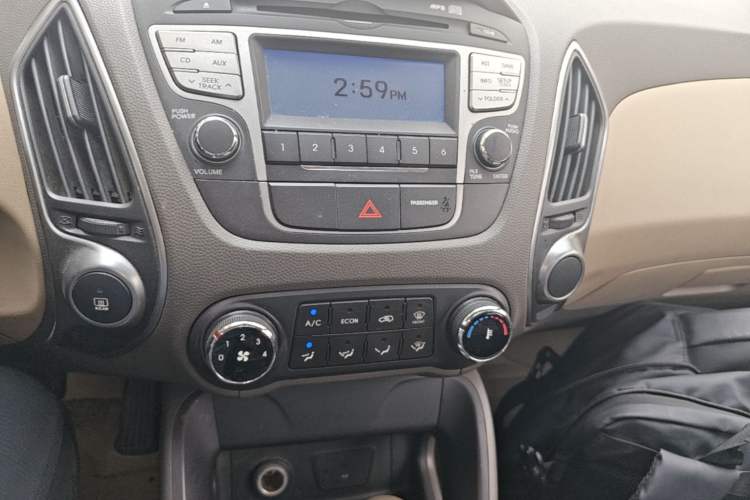 Used Hyundai ix35 2010 2.0L Automatic Two-Wheel Drive New Edition GL Audio And AC Panel