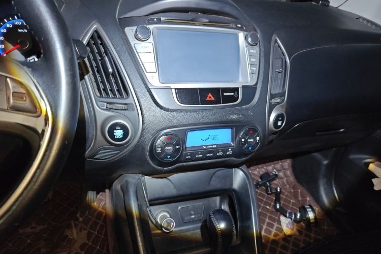 Used Hyundai ix35 2010 2.0L Automatic Two-Wheel Drive Elite Edition GLS Audio And AC Panel