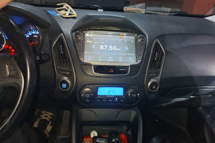 Used Hyundai ix35 2010 2.0L Automatic Two-Wheel Drive Elite Edition GLS Audio And AC Panel
