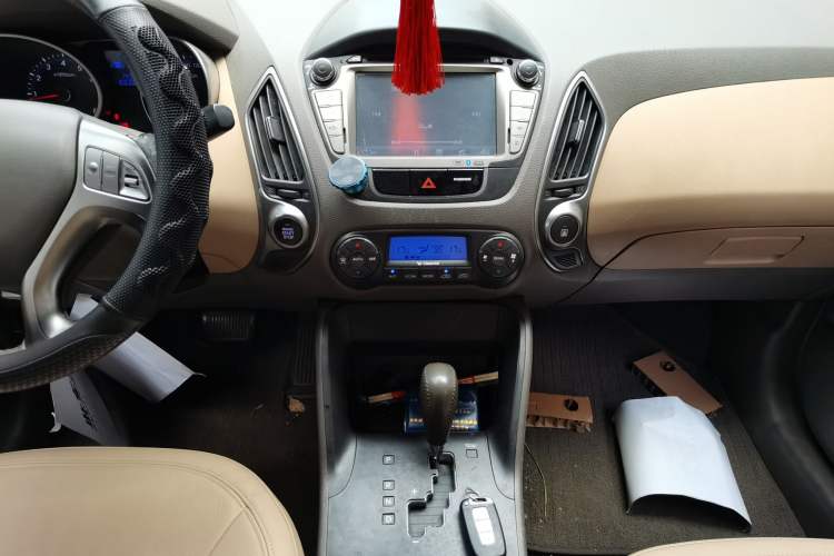 Used Hyundai ix35 2010 2.0L Automatic Two-Wheel Drive Elite Edition GLS Audio And AC Panel