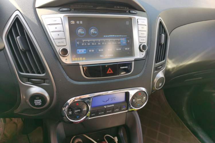 Used Hyundai ix35 2010 2.0L Automatic Two-Wheel Drive Elite Edition GLS Audio And AC Panel