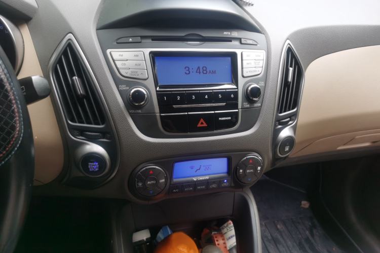 Used Hyundai ix35 2010 2.0L Automatic Two-Wheel Drive Elite Edition GLS Audio And AC Panel