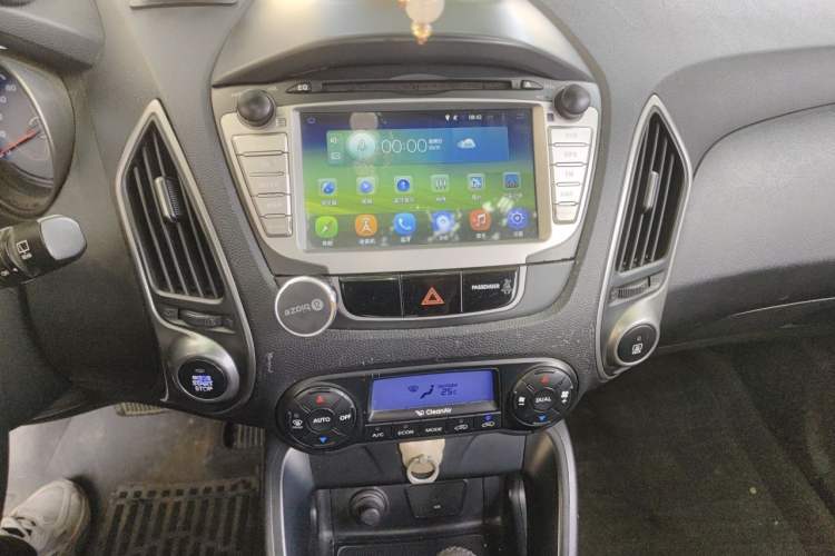 Used Hyundai ix35 2010 2.0L Automatic 4x4 Premium GLS Trim Audio And AC Panel