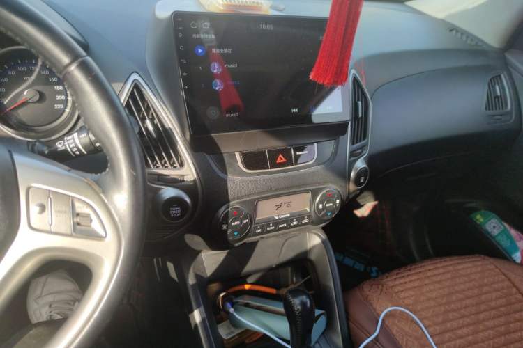 Used Hyundai ix35 2010 2.0L Automatic Two-Wheel Drive Elite Edition GLS Audio And AC Panel