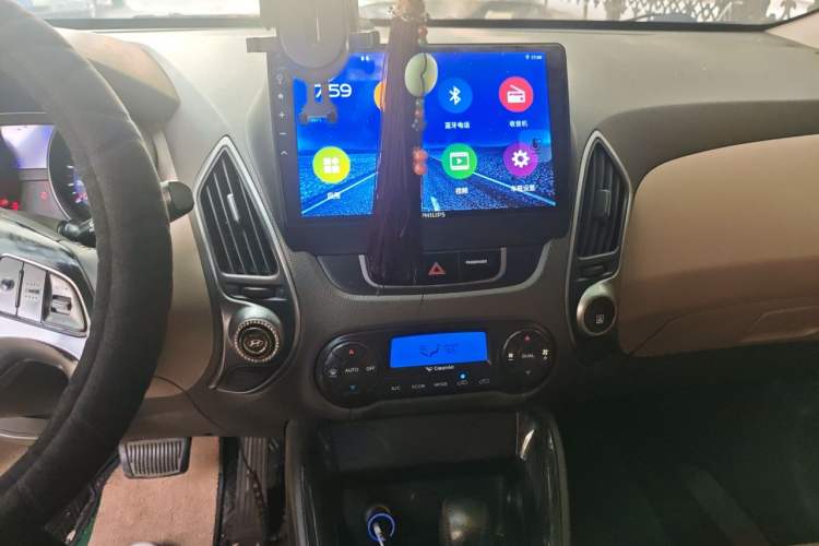 Used Hyundai ix35 2010 2.0L Automatic Two-Wheel Drive Elite Edition GLS Audio And AC Panel