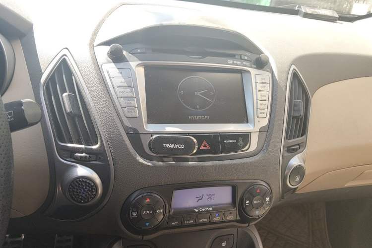 Used Hyundai ix35 2010 2.4L Automatic 4x4 GLS Navigation Edition Audio And AC Panel