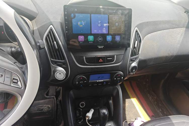 Used Hyundai ix35 2010 2.0L Automatic Two-Wheel Drive Elite Edition GLS Audio And AC Panel