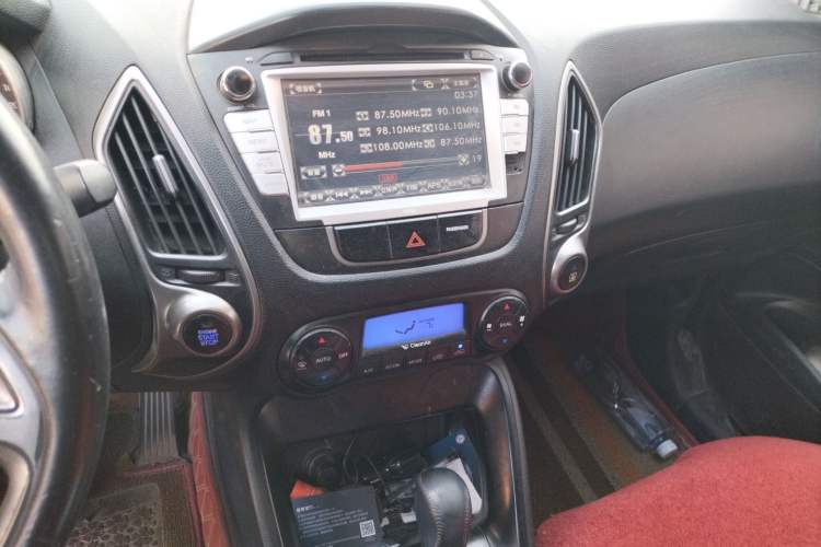 Used Hyundai ix35 2010 2.0L Automatic Two-Wheel Drive Elite Edition GLS Audio And AC Panel