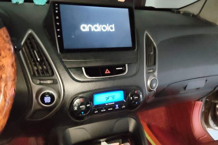 Used Hyundai ix35 2010 2.0L Automatic Two-Wheel Drive Elite Edition GLS Audio And AC Panel